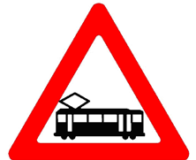 רכבת מקומית חוצה. הוצב מתחתיו תמרור 629 עם חצים, תתכן תנועת רכבות בשני הכיוונים.