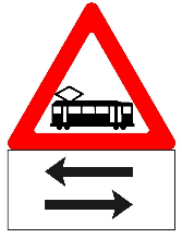 רכבת מקומית חוצה. הוצב מתחתיו תמרור 629 עם חצים, תתכן תנועת רכבות בשני הכיוונים.